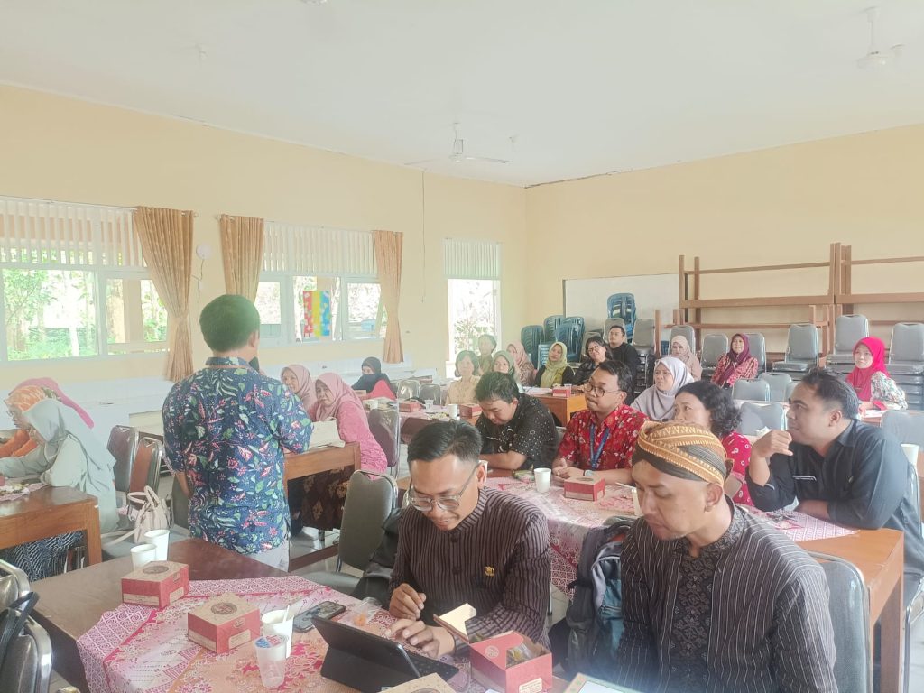Penguatan Kompetensi Pedagogik Guru Sejarah di MGMP Sejarah Provinsi Jawa Tengah melalui Pelatihan Pengembangan Pembelajaran Sejarah Berdiferensiasi Berbasis Deep Learning Approach Berbantuan Teknologi Artificial Intellegence (AI)